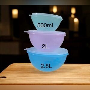 Tupperware bowls set